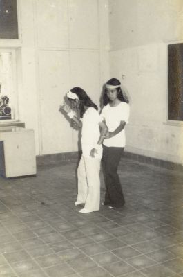 Kls-1: Helen (kanan) & ???(anak BK)
Pada waktu acara Class meeting SMP YPNP 1973.
