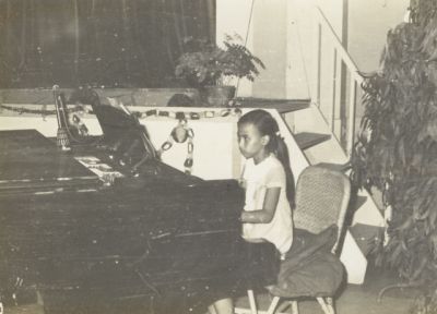 Xandra Rooroh (SD kls.6) maen Piano di acara perpisahaan SMP/SD?
