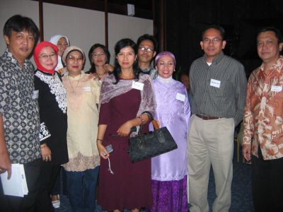 SD Nasional lulus 1971
ki-ka: Gatot Wisnu, Mona, ??, ??, Indah Abdulah, ??, Lili, Parada, Puspo Kadir.
