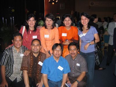 SD Nasional lulus 1970
kika (cewek): Yenny, Melly, Tina, Ida Naftali. (cowok): Rozak, Ronald, Boy, Iwan.
