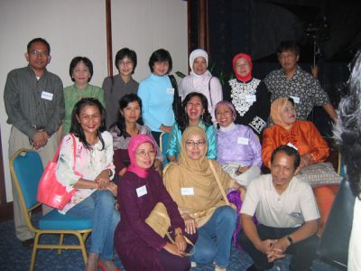 SD lulus 1971
Blkg: Parada, Lisye, Chiquita, Linda, Yudi, Mona, Gatot W.
Tengah: Irma (Mama), Indah, ??, Lili, ??
depan: ??, ??, Sunaryo
