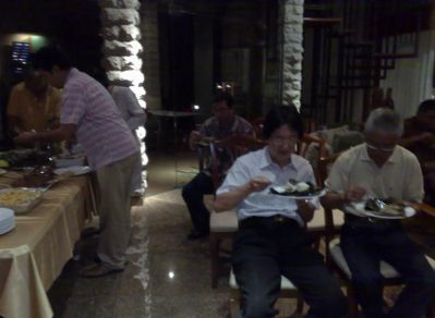 Acara PD explaju - 6 Sept.08
EngYan dan Chokky sebok makan sambil bernostalgia
