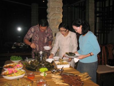 Acara PD ( Persekutuan Doa ) explaju - 6 Sept.08
Acara selesai.....pastila ado makan2nyo....
hmm menunyo lemak2 galo....sate, asinan, gado2, makaroni skotel, pindang patin dll..
ki-ka : Ronald, Inge, Cherry
