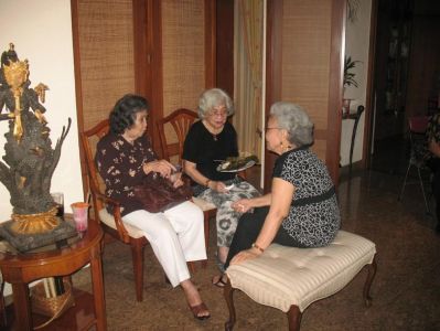 Acara PD explaju - 6 Sept.08
Sambil makan sambil melepas kangen
ki-ka : Mrs. Ine Menayang, Mrs. Elvira Toha, Mrs. Yet Ponggawa
