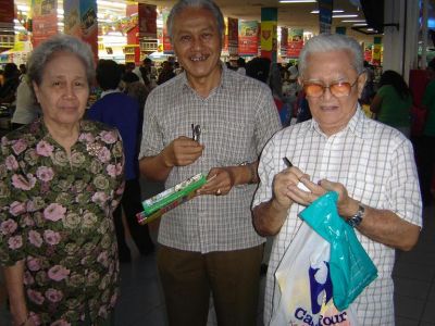 Reuni di C4 - Juni 2008
Ki-ka : Mrs. Annie Nangin, Mr. Zainuri, Mr. Bert Nangin
