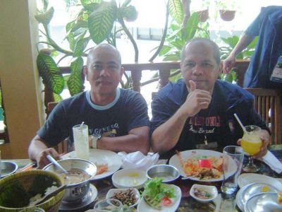 Makan siang - Resto Sri Melayu - Ijal & Fikry
Oiii lemak nihan makanannyo !!!
