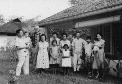 Didepan rumah Jl. Permai 227 - Plaju
Mejeng samo2 Mrs. E. Vink & kids, Mr & Mrs. Gunawan, Mr. J. Coers 
