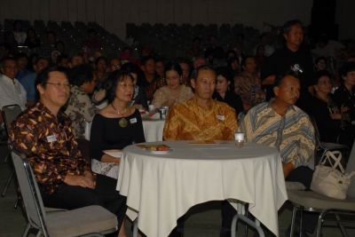 Tiba2 Yuk Emmy muncul, wau...surprise ....
