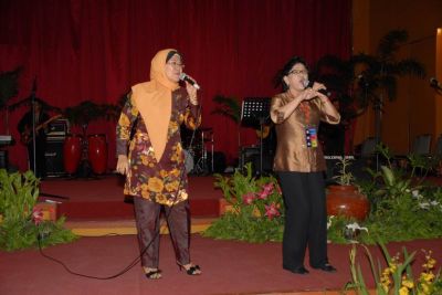 Ibu GM UP III berduet samo MC exPlaju
