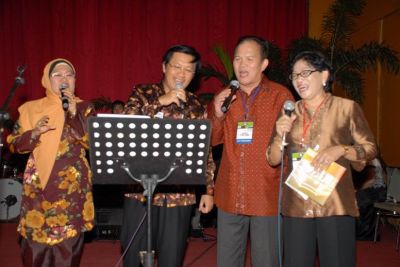 Titin & Jamhuri nyumbang lagu didampingi  Eki & MC
