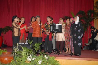 Yupiter nyanyi di panggung
