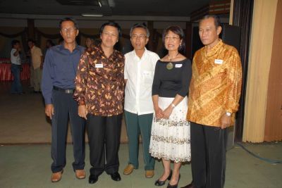 Paling kiri : Mansah Madrus & GM UP III, Paling kanan : Imron & Yuk Emmi
