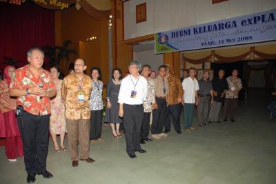 Megaloman siap2 baris berbaris
