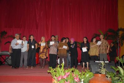 Grup Atoz unjuk kebolehan nyo di panggung
