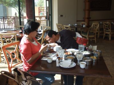 TUTUP MANGKOK NASI NYAMPAAK...KROOMPYAAANG!!!!!
