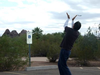 NYUBO NANGKEP PESAWAT TERBANG ITU.....
