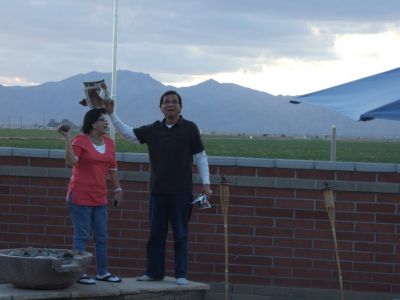 BEBERSIH KORAN BETEBARAN DI TIUP ANGIN DI HALAMAN BELAKANG
