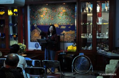 Kebaktian Paskah exPlaju 250409
Myrna Sigar memimpin pujian
