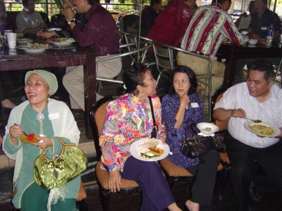 Ketawo....ngobrol.....makan..
Keywords: keluarga