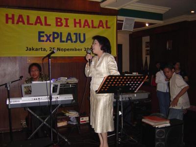 Gaya yuk Lina nyanyi....madep kesamping..
Siapo yo yang dijingok itu ????
Keywords: keluarga