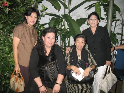 Waktu acara ibadah Paskah exPlaju 2007
Tante Toety Soempotan selalu hadir......umur boleh tuo....semangat tetep mudo terus...
Hidup tante Toety.....
Keywords: keluarga