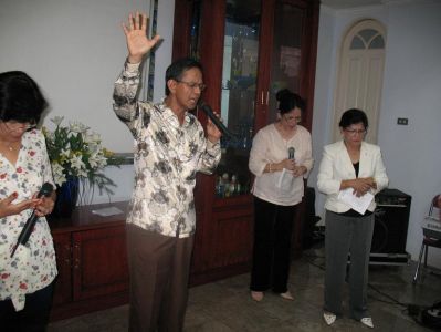 Ibadah Paskah exPlaju 2007
Pdt Hans AS memimpin doa
Keywords: keluarga