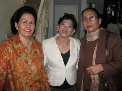 Ki-ka : Butet, Inge, Peggy Pangemanan
Mejeng dulu sebelum ibadah Paskah exPlaju 2007
Keywords: keluarga