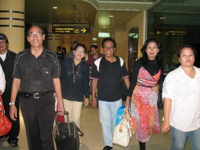 Gotong barang bawaan dewek2....dak katek portir oiiii
Keywords: keluarga