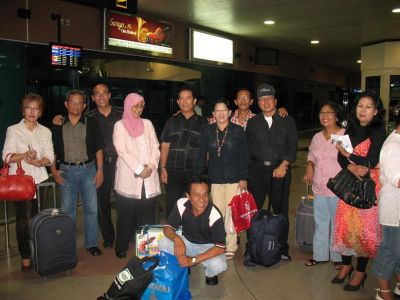 Nunggu pesawat di bandara.....maseh ado kesempatan buat mejeng lagi
Keywords: keluarga