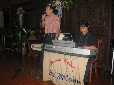 Kak Liliek ecak2 lagi nyanyi..
Keywords: keluarga