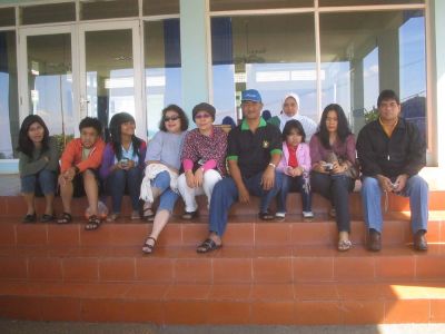 Jalan2 ke Lembang
Ki-Ka : Vera Johni Sitompil, Anak2 Erni, Erni, Frida, Rasyid, Ny. Ucok, GL, Ucok Harahap
