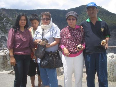 Tangkuban Perahu
Ki-Ka : GL, anak Erni, Erni, Frida, Rasyid
