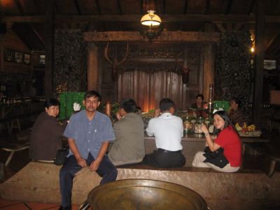 Awang lagi nampang di Waroeng Pecel Tempodoeloe
