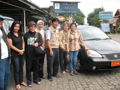 Mejeng dulu ah......(pasukan Jupiter)
Ki-ka : Rasyid (kejingokan setengah bae ), Gati, Frida, Erna, Gatot, Yanti, Inge
Keywords: keluarga