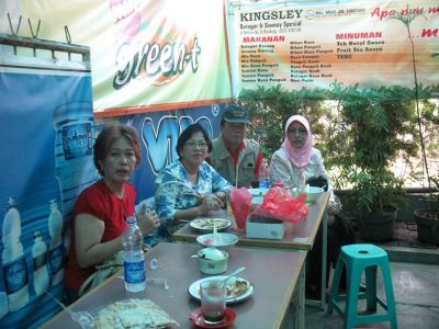 Payo siapo yang galak ditraktir makan Batagor samo mas Gatot ???? Hubungi langsung ybs..
Ki-ka : Yanti, Inge, Gatot, Erna
Keywords: keluarga