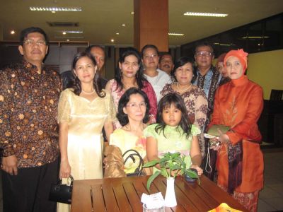 ANGKATAN SALSA
Sebelum berangkat ke pesta nikahan anaknyo Ita Abdullah di Yogya
