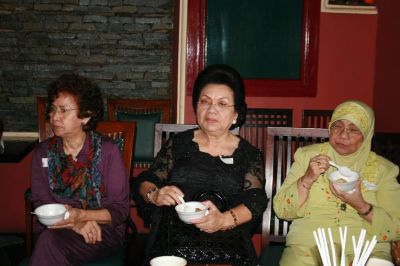 Ki-ka : Ibu Els Rooroh, Ibu Rien Tobing, Ibu Nidar Alamsoeddin
Keywords: keluarga