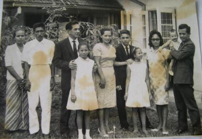 Keluarga Soedjak plus - dibelakang rumah BK 87
kika :Bik Rah, Mang Bedu, Bp. Soedjak, Inge, Ibu Soedjak, Ronny, Vivi, Enny, Busroni, Heru (digendong )
Keywords: keluarga