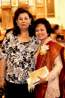 Linda bininyo kapiten Gajah samo Riris di gereja
