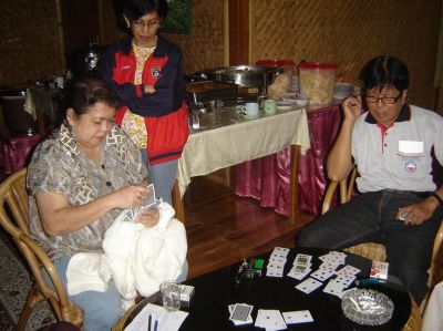 Di villa Incarla Cibodas - Pembubaran Panitia Vismus & Reuni 2008
Erni dan Gatot.......serius nihan !!!
Erni agak2 gemeter dipantau samo ratu canasta yuk Erry
