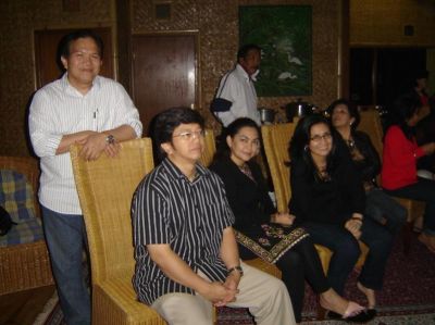 Di villa Incarla Cibodas - Pembubaran Panitia Vismus & Reuni 2008
ki-ka : Ekky P, Tono, Aziza, Rita HP, Purnama
Belakang : Ipul M
