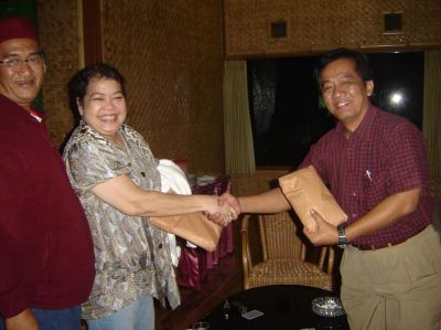 Di villa Incarla Cibodas - Pembubaran Panitia Vismus & Reuni 2008
Erni dan Djarot saling mengucapke selamat sudah menang canasta
Boss canasta Rasyid melok senyum lebar
