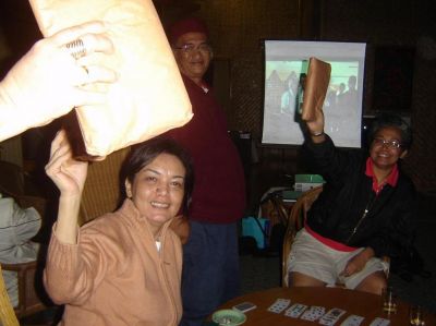 Di villa Incarla Cibodas - Pembubaran panita Vismus & Reuni 2008
Rai2 ceria Nita & Maya dapet kado juaro canasta
