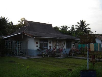 Masih ingatkah dengan type rumah ini ?
Kita menyebutnya dulu 'dubbel-woning' di Plaju
Keywords: keluarga