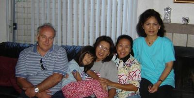 Di rumah Sylvia di CA - Agt 2006
Jos, Ingrid, Sylvia, Noni, Gina
Keywords: keluarga