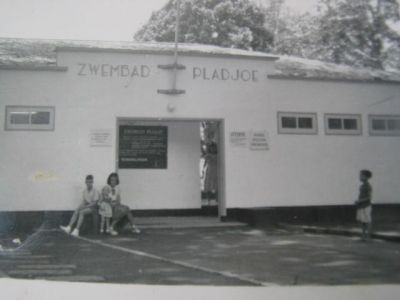 Pintu masuk 'Zwembad Pladjoe'
