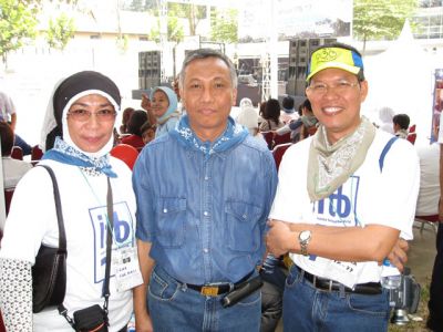 Uni Erna beserta suami dan Anil
