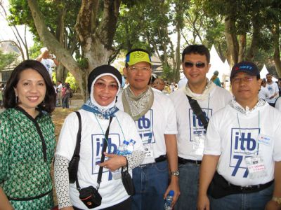 exPlaju reuni ITB77
Ki-ka: Istrinya Anil, Erna Alamsoedin (FA), Helfia Nil (TK), Freddy (SI), Boy Rekso (EL)
