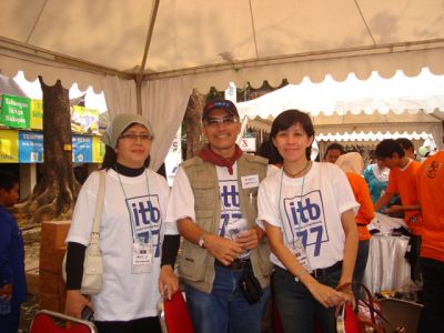 Paling kanan Monique (AR), istrinya Freddy
