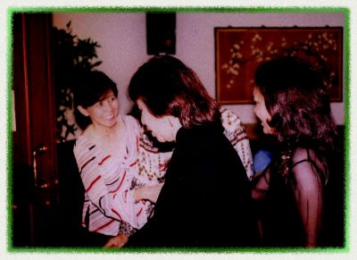 koleksi atoz
Xandra dan Nita menyambut tamu
